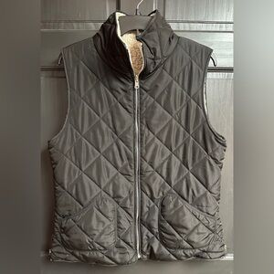 Keren Hart Reversible Black Quilted/Puffy Cream/Faux Sherpa Vest Women’s Size L
